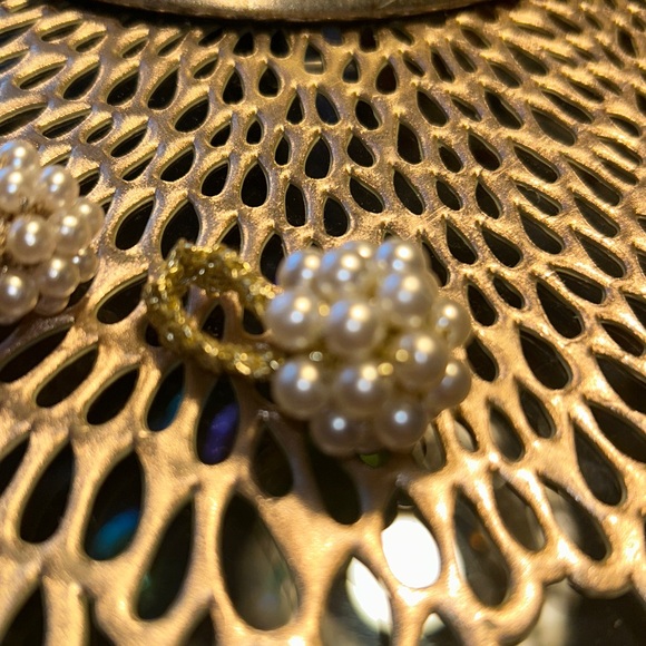 Pair of Vintage Pearl Cluster Fashion Rings. One ring is larger than other. - Picture 2 of 6